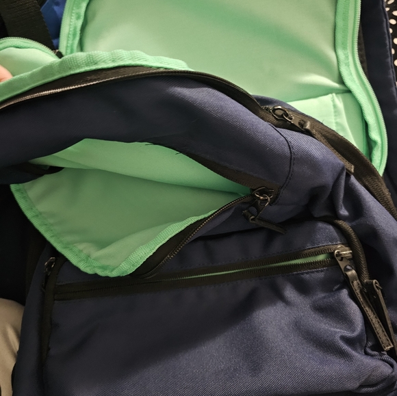 Backpack 5 zip pockets/padded laptop pocket. - Picture 4 of 5